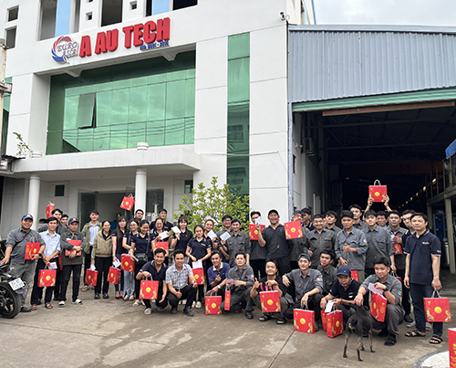 tặng bánh trung thu cho nhân viên Á Âu