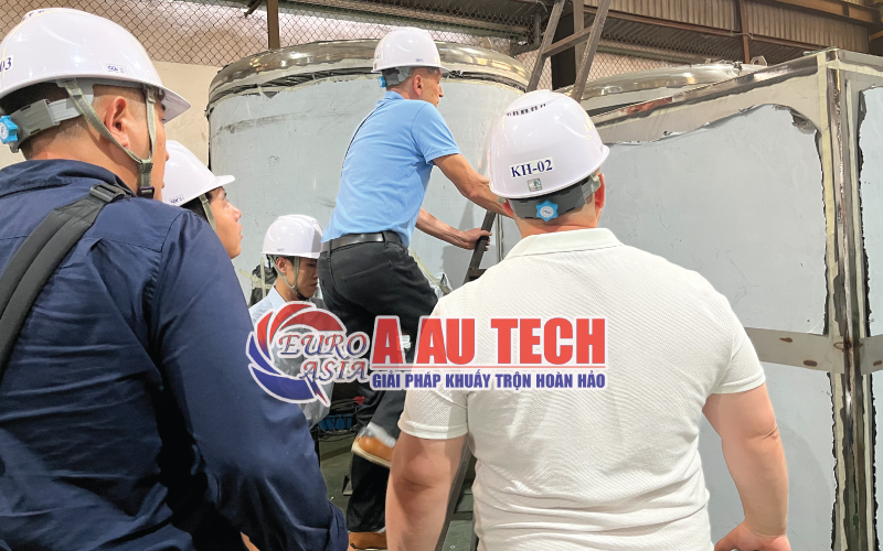 khách tham quan và nghiệm thu tiến độ lắp đặt bồn chứa, silo