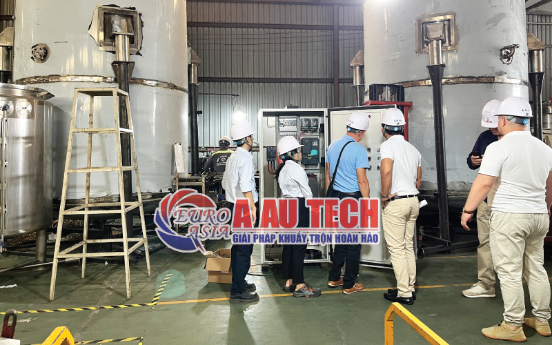 khách tham quan và nghiệm thu tiến độ lắp đặt bồn chứa, silo