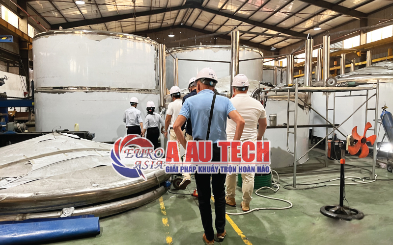 khách tham quan và nghiệm thu tiến độ lắp đặt bồn chứa, silo