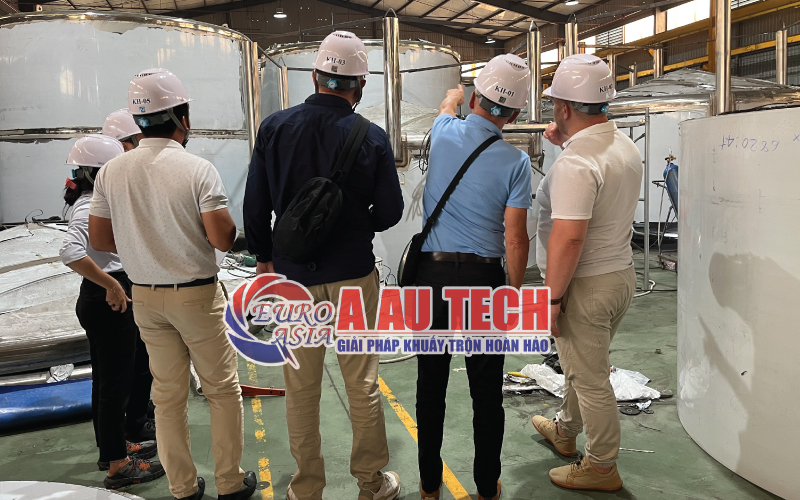 khách tham quan và nghiệm thu tiến độ lắp đặt bồn chứa, silo