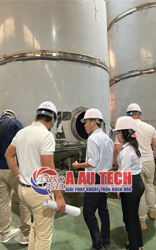khách tham quan và nghiệm thu tiến độ lắp đặt bồn chứa, silo
