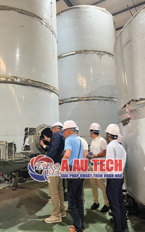 khách tham quan và nghiệm thu tiến độ lắp đặt bồn chứa, silo